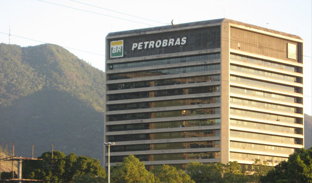 O Grupo Petrobras investiu, de janeiro a abril, R$ 21,9 bilhões; petroleira concentrou 89,2% dos investimentos das estatais federais em 2015; até abril, as estatais federais executaram R$ 24,6 bilhões em investimentos; montante equivale a 17,4% do orçamento de R$ 141,4 bilhões para investimentos das empresas públicas federais em 2015