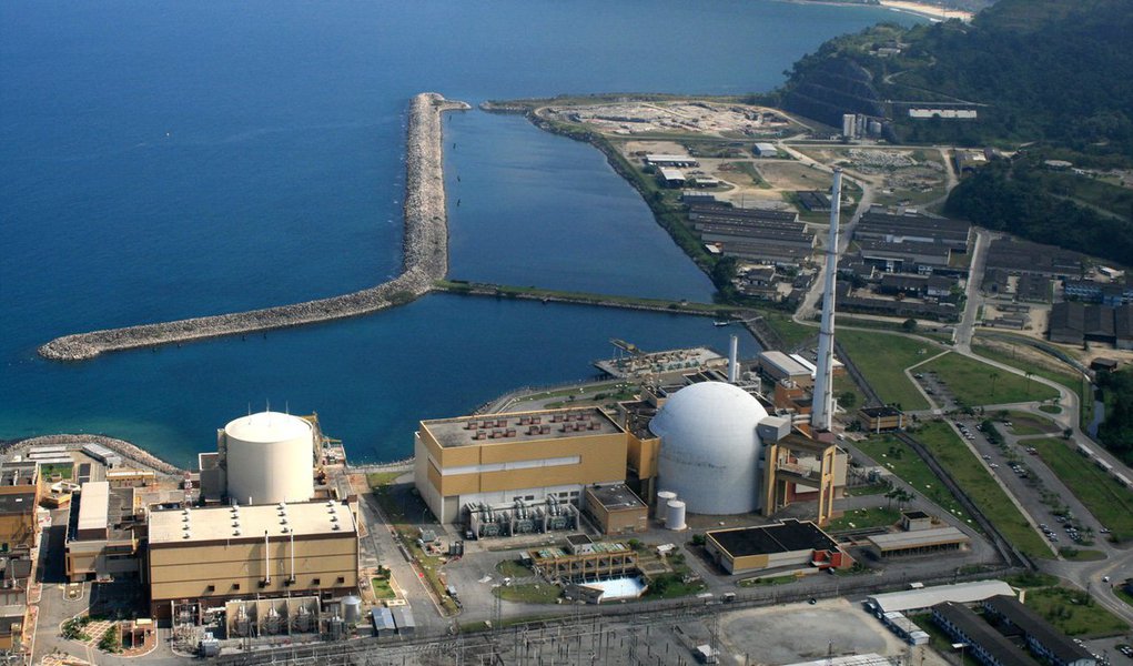 A usina nuclear Angra 1 foi sincronizada ao Sistema Interligado Nacional (SIN) no domingo pela manhã, após parada programada para reabastecimento de combustível e atividades de inspeção e manutenção que demoraram mais que o previsto devido a uma greve de funcionários; unidade estava desligada desde 7 de maio; Angra 1 está operando com capacidade de 275 megawatts, devendo alcançar seu máximo de potência, de 640 MW, nesta terça-feira (7)
