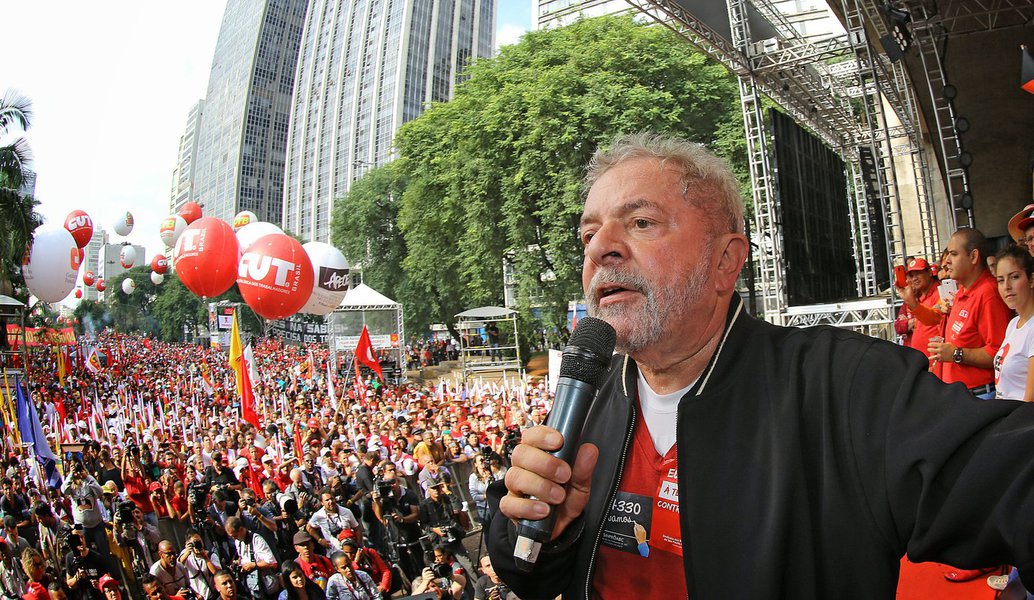 Para ex-presidente, o PT deve evitar o papel de protagonista em ações contra o presidente da Câmara, que foi denunciado por corrupção e lavagem de dinheiro no âmbito da Lava Jato; prioridade do partido é aproveitar o momento para recompor a base da presidente Dilma Rousseff na Casa