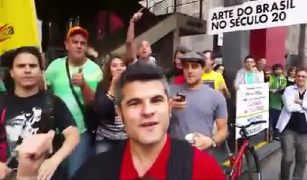 Com a filha no colo, Guga Noblat passou de camiseta vermelha em frente aos manifestantes deste domingo na Avenida Paulista, onde mora, e foi chamado de "covarde" e expulso do local; em novembro passado, quando cobria um protesto pelo impeachment, também em São Paulo, ele foi empurrado, tomou um tapa no microfone e foi chamado de "comunista financiado pela Dilma"