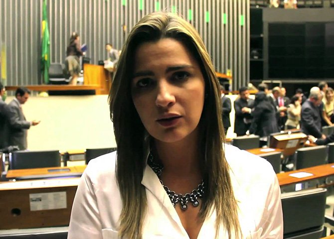 Três deputadas que estavam, de certa forma, protegidas do veneno que flui na internet - Mara Gabrilli (PSDB), Clarissa Garotinho (PR) e Professora Dorinha (DEM) - passaram a ser vítimas de injúrias sexistas e acusações de que eram "comunistas"