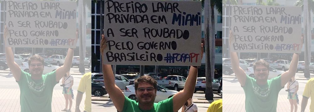 Blogueiro Rodrigo Constantino, que mora em Miami, nos Estados Unidos, posta foto nas redes sociais em que segura uma placa com a frase: "Prefiro lavar privada em Miami a ser roubado pelo governo brasileiro #ForaPT"