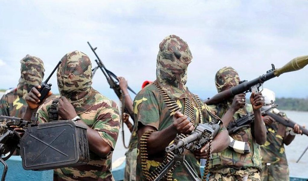 Rebeldes do Boko Haram fizeram um ataque nos arredores da capital do Estado de Borno, Maiduguri, na Nigéria, neste sábado, 30, matando pelo menos 11 pessoas, disseram fontes de segurança; ataque ocorreu apenas um dia depois da posse do presidente Muhammadu Buhari, que jurou esmagar o grupo militante islâmico e transferir o centro de comando para as operações militares da capital Abuja para Maiduguri; tiros de armas de grosso calibre podiam ser ouvidos durante o ataque a partir da parte sudoeste da cidade