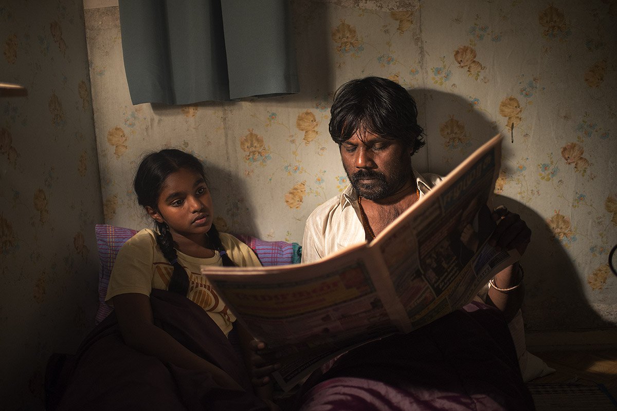 O filme francês "Dheepan" levou a principal palma de ouro para o diretor Jacques Audiard no Festival Internacional de Cinema de Cannes; ele conta a história de refugiados de Tâmil da guerra civil do Sri Lanka que tentam fazer uma nova vida em um conjunto habitacional francês violento e cheio de drogas