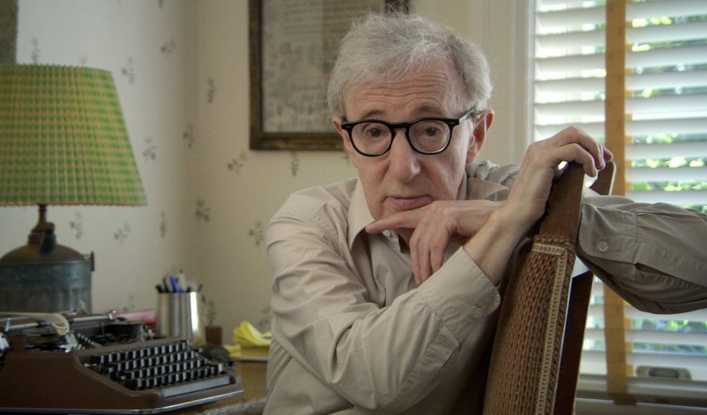Após 80 Anos, cineasta Woody Allen diz que se preocupa muito com a sua mortalidade, minimiza seu sucesso no cinema e afirma que gostaria de escrever tragédias: “Contar piadas salvou minha vida e passei a trabalhar no teatro e na TV. Você ganha uma quantia exagerada no entretenimento e, em pouco tempo, eu tinha mais dinheiro com humor do que meu pai em toda a sua vida”; mas “Para mim, comédias são sobremesas, e os filmes sérios são os pratos principais” 
