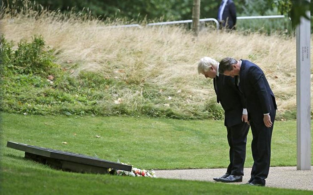 Prefeito de Londres, Boris Johnson, e premiÃª britÃ¢nico, David Cameron, em homenagem a vÃ­timas de atentados em Londres. 07/07/2015 REUTERS/Peter Nicholls