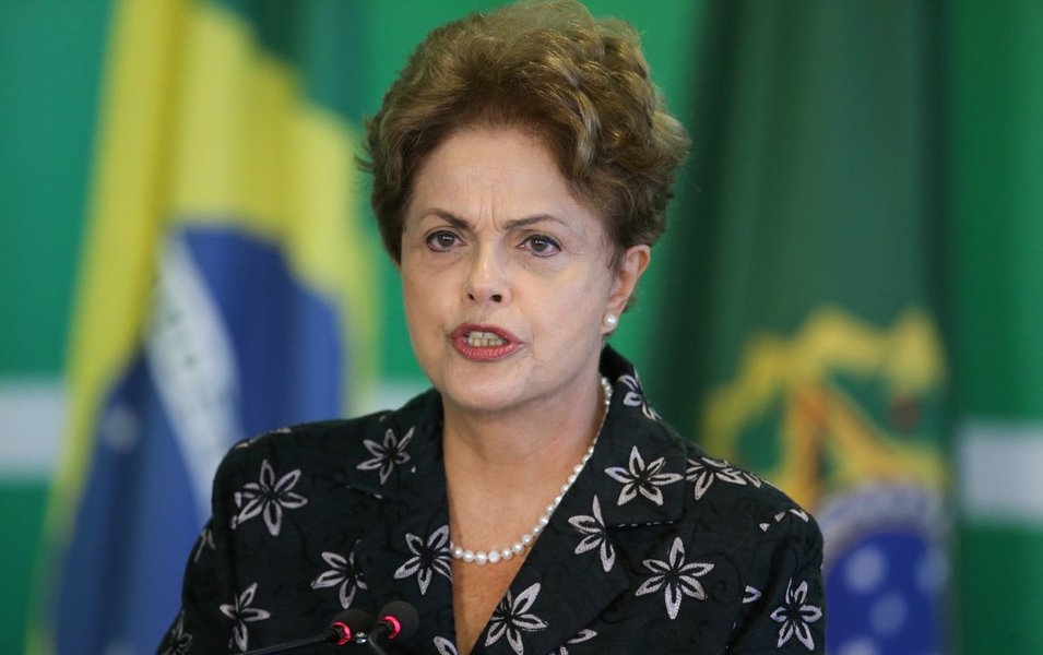 Presidente Dilma Rousseff afirma que está tranquila quanto ao movimento capitaneado pelo PSDB que pregava impeachment contra ela; em entrevista ao jornal mexicano La Jornada, ela disse que "essa discussão tem viés de uma arma política" e reafirmou que não tem por quê temer; "Eu acho que tem um caráter muito mais de luta política, entende? Ou seja, é muito mais esgrimido como uma arma política. Agora, a mim não atemorizam com isso. Eu não tenho temor disso, eu respondo pelos meus atos. E eu tenho clareza dos meus atos"