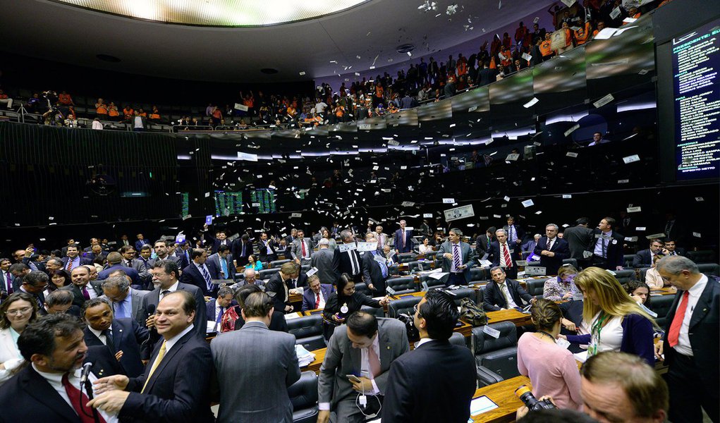Presidente da Câmara, Eduardo Cunha (PMDB-RJ), chegou a suspender a sessão de votação da MP 665, que muda as regras de concessão do seguro-desemprego, para retirar sindicalistas da Força Sindical das galerias do Plenário; os manifestantes jogaram no Plenário centenas de réplicas de notas de 100 dólares com a imagem da presidente Dilma Rousseff