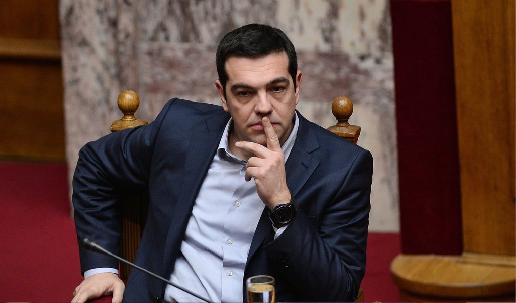 Primeiro-ministro Alexis Tsipras pediu aos gregos nesta quarta-feira, 1º, que rejeitem o resgate internacional no referendo no domingo que pode decidir o futuro da Grécia na Europa; menos de 24 horas após escrever a credores se dizendo disposto a aceitar sua oferta se algumas condições fossem alteradas, Tsipras repetiu em discurso na televisão sua acusação de que a Grécia está sendo "chantageada" e descartou rumores de que pode adiar ou cancelar a votação; "Um voto pelo 'não' é um passo decisivo na direção de um acordo melhor que pretendemos assinar logo depois do resultado de domingo", disse Tsipras