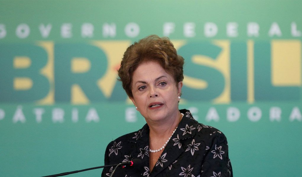A presidente Dilma Rousseff se reúne neste sábado, 25, no Palácio da Alvorada, com ministros do governo para definir um pacote de anúncios que será divulgado nas próximas semanas, voltados para a área de infraestrutura; entre as medidas que farão parte da Agenda Positiva do governo estão a concessão dos aeroportos de Salvador (BA), Porto Alegre (RS) e Florianópolis (SC); no caso das rodovias federais, já há estudos finalizados ou avançados para quatro leilões em BRs nos estados de Mato Grosso, Minas, Goiás, Paraná e Pará