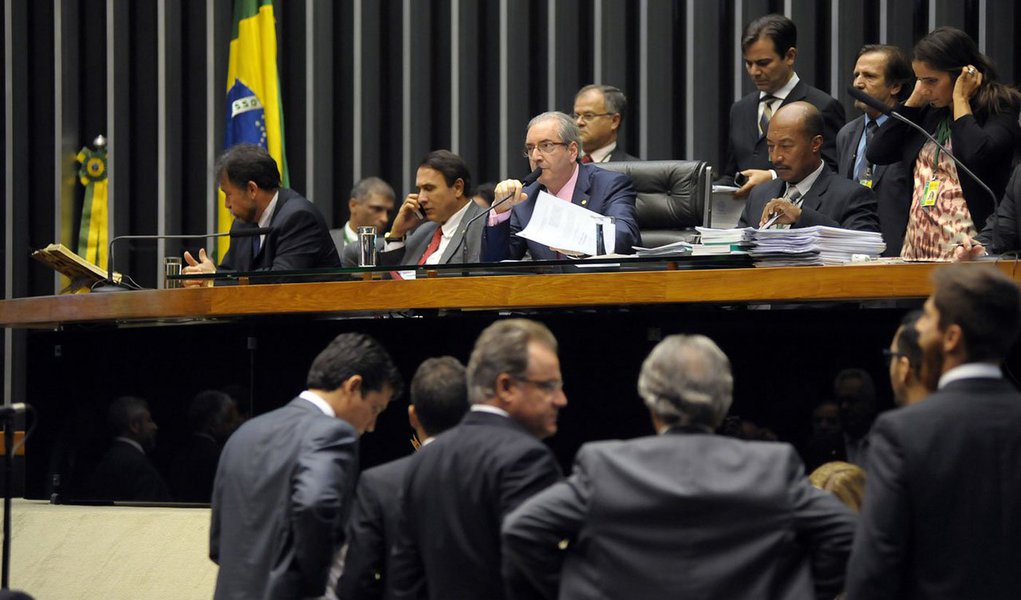 'Nos sonhos de Eduardo Cunha, obvio, a Câmara rejeitará as contas de Dilma Rousseff e encaminhará ao Senado, onde a sua aliada Rose de Freitas se movimenta para que não sejam apreciadas nem pela Comissão de Orçamento (que ela preside), nem pelo plenário do Senado, mas diretamente em sessão do Congresso, onde a situação é mais “vantajosa” para Cunha, porque o apoio do Governo é menor que exclusivamente no Senado', alerta Fernando Brito; "O jogo do “golpe paraguaio” é rápido e bruto", diz