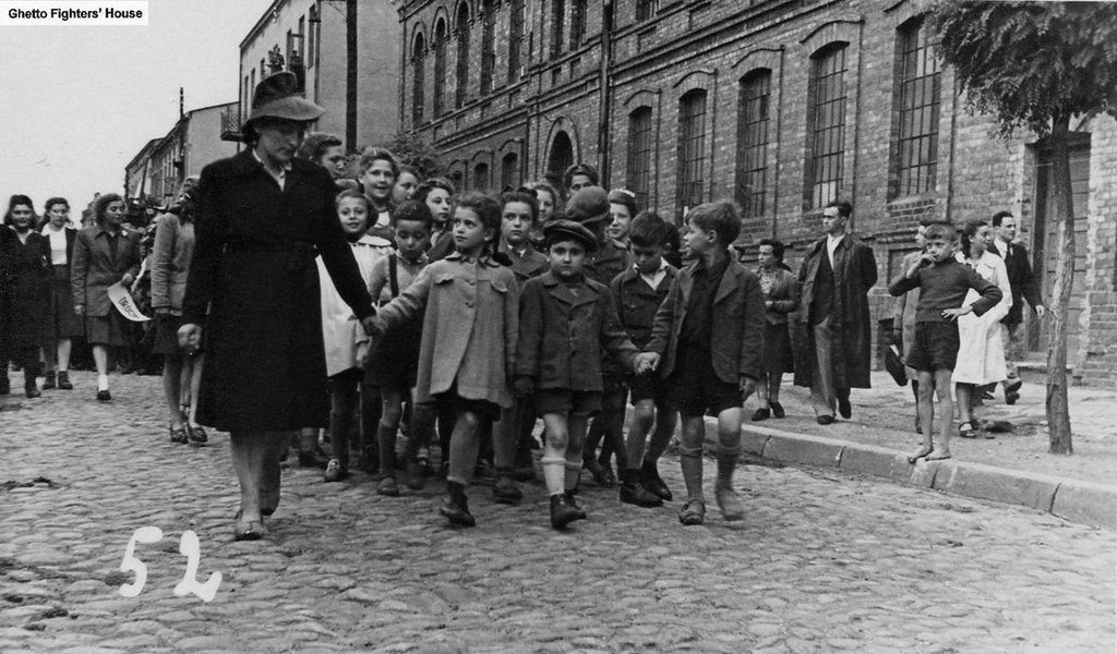 Ela era uma simples assistente social polonesa durante a Segunda Guerra Mundial. Mas conseguiu resgatar mais de 2.500 crianças judias do Gueto de Varsóvia. Sem a sua corajosa intervenção, elas teriam sido trucidadas pela loucura nazista
 