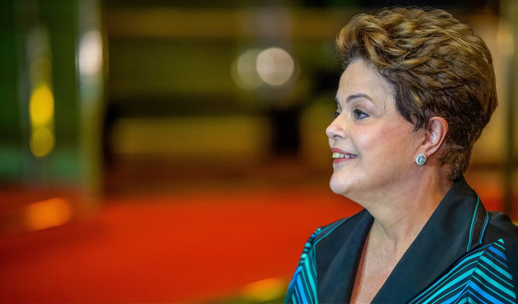 Presidente Dilma Rousseff, que disputa a reeleição, rebateu, nesta segunda-feira, crítica do seu adversário, Aécio Neves, que falou que "os brasileiros têm medo dos monstros do presente"; "Compare a minha recessão com a dele. Compare os 'monstros do passado' com o que está acontecendo no meu governo", disse; Dilma afirmou ainda que a escolha de Armínio Fraga como ministro da Fazenda de Aécio seria um "complicador"; "ele estourou a meta de inflação duas vezes e com Armínio tivemos a maior taxa de juros da história, de 45%"; sobre a disparada da Bovespa, ela afirmou que isso significa pouco; "Desconfio que os investidores podem fazer tudo, mas não ganham uma eleição. Quem ganha e vota no Brasil chama-se povo brasileiro"