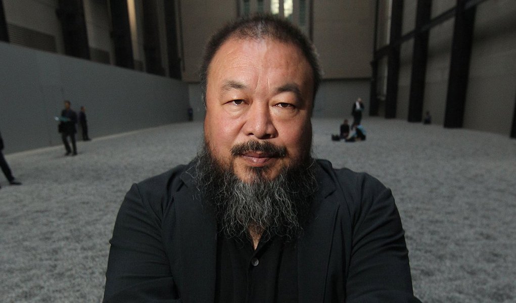 O artista dissidente chinês e defensor da liberdade de expressão Ai Weiwei disse nesta quarta-feira que as autoridades de Pequim devolveram seu passaporte, mais de quatro anos depois de ter sido confiscado quando ele ficou preso por um período de 81 dias em local secreto