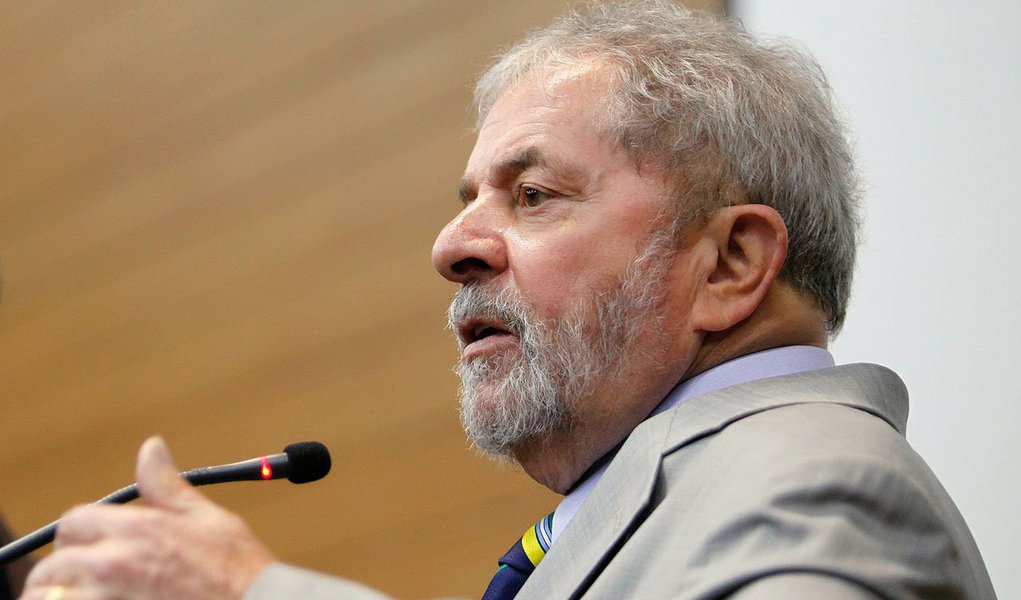 Ex-presidente compareceu à sede da Polícia Federal em Brasília na última terça-feira 9; ele foi intimado na condição de testemunha a falar no inquérito 00012/2014, aberto em função das declarações de Marcos Valério, que envolveu Lula no caso