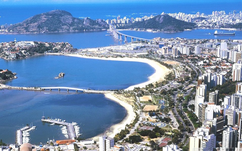 Com preservado patrimônio artístico e cultural, a capital do Espírito Santo é um mix das tradições herdadas dos tempos do Brasil Colônia e do charme nada discreto de suas badaladas praias.