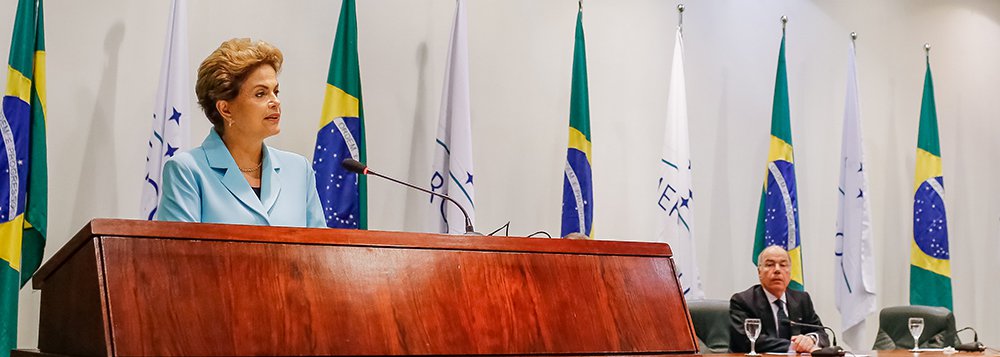 Brasília - DF, 12/08/2015. Presidenta Dilma Rousseff durante cerimônia de formatura da turma Paulo Kol 2013-2015, do curso de formação do Instituto Rio Branco e de imposição de Insígnias da Ordem do Rio Branco. Foto: Roberto Stuckert Filho/PR