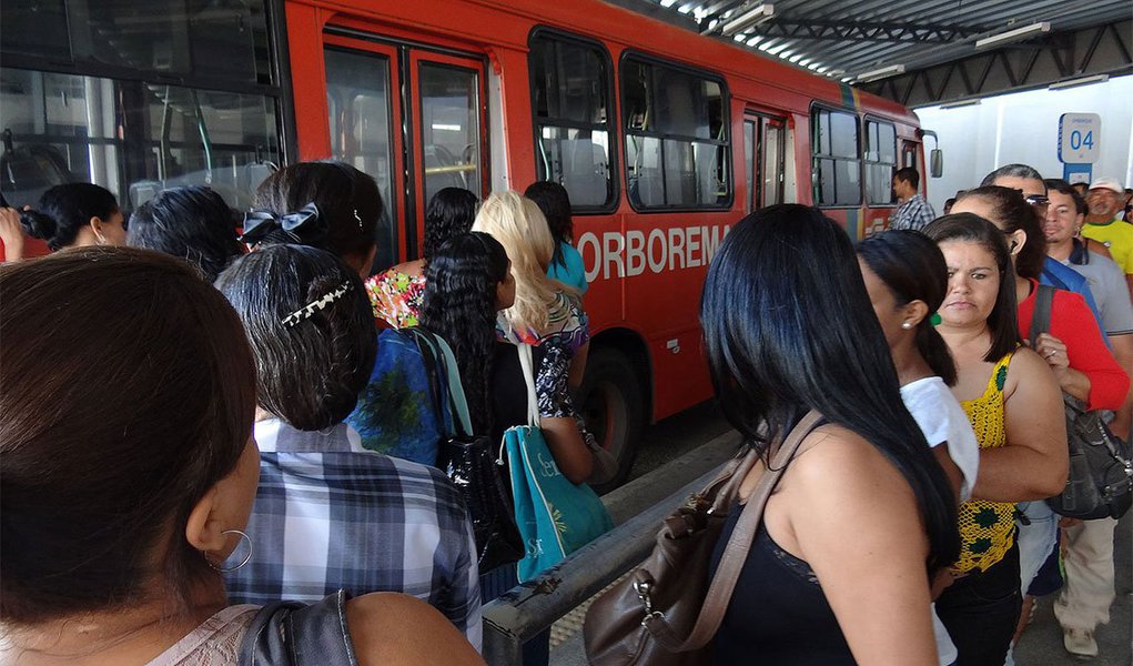 Quem utiliza o sistema de ônibus para se deslocar na Região Metropolitana do Recife (RMR) irá gastar mais a partir da próxima segunda-feira (12). O Conselho Superior de Transporte Metropolitano definiu um aumento de 12,93% na tarifa, o que fará com que o Anel A, aceito em mais de 80% das linhas, passe dos atuais R$ 2,15 para R$ 2,42; o valor foi arredondado para R$ 2,45 para facilitar o troco; o Conselho também confirmou a implantação do passe livre para os estudantes da rede estadual de ensino da RMR, que beneficiará 292 mil alunos