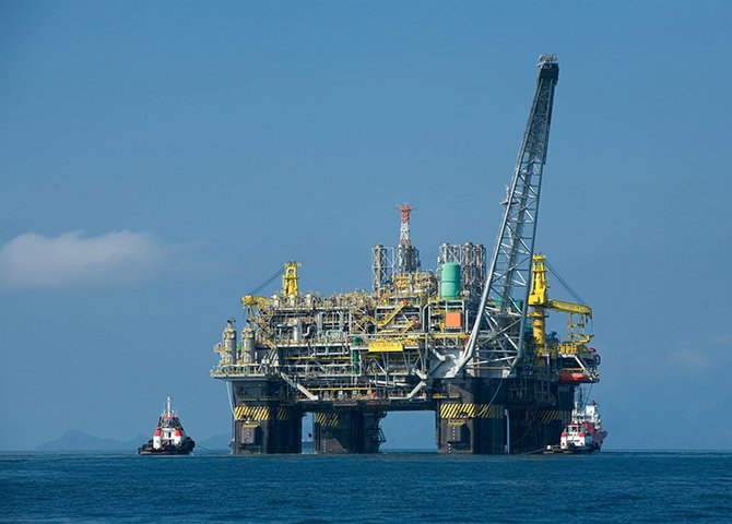 Na prática, o projeto de autoria do senador José Serra (PSDB/SP) pune a Petrobras ao abrir para as grandes petroleiras estrangeiras a possibilidade de exploração exclusiva do pré-sal