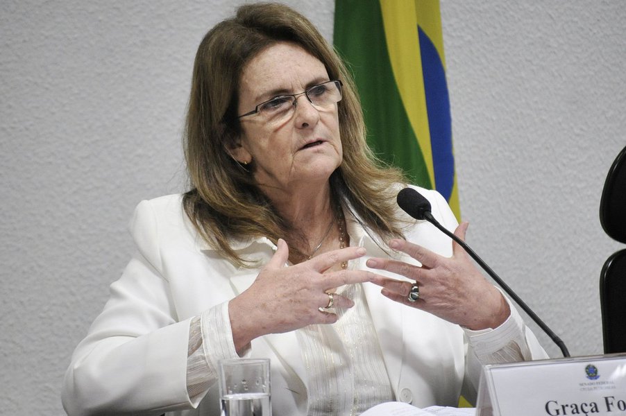 Segundo a Globonews, a presidente da Petrobras propôs à presidente, durante encontro na última quarta-feira, em Brasília, a substituição dela e de demais diretores da estatal; avaliação é de que o desgaste com as denúncias chegou a tal ponto que a gestão está comprometida; Dilma não teria dado sinal de que demitirá Graça Foster