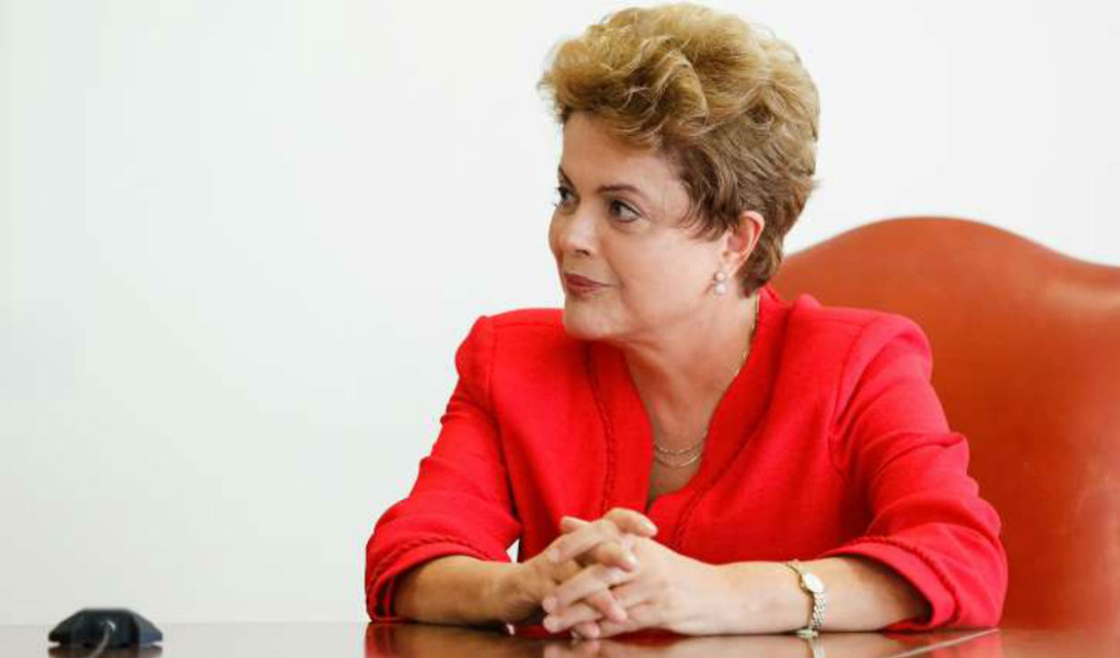 A consultoria de risco político Eurasia cortou de neutra para negativa sua perspectiva política do Brasil no curto prazo, elevando de 20% para 30% a chance da presidente Dilma Rousseff (PT) não concluir seu mandato; "Com investigações da Lava Jato se aproximando de Lula, cresce o risco de um racha maior entre Lula e Dilma de forma a isolar a presidente e deixar o ambiente político 'altamente carregado', disse a Eurasia, cujos analistas ponderam que "ainda não acham que o impeachment é provável"; "O governo provavelmente sofrerá reveses políticos nos próximos 6 a 8 meses", afirmam os especialistas