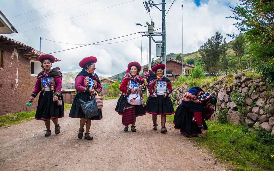 Viajar com os filhos é uma boa oportunidade de conhecer novos cenários e culturas. Os programas de cinco ou sete noites da Lares Adventures pelos caminhos do Vale Sagrado peruano possibilitam vivências únicas e marcantes para toda a família a qualquer época do ano.