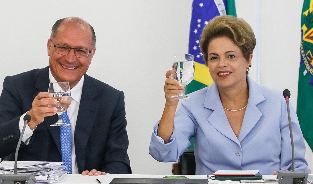 Presidente Dilma Rousseff e o governador de São Paulo, Geraldo Alckmin, participaram hoje da assinatura de um contrato entre o BNDES e a Sabesp para o financiamento das obras de interligação das represas Jaguari, na Bacia do Rio Paraíba do Sul, e Atibainha, no Sistema Cantareira; a obra deve ficar pronta em 2017 e vai atender à região metropolitana da capital paulista; investimento total chegará a R$ 830,5 milhões, sendo R$ 747 milhões de financiamento do BNDES e R$ 83,5 milhões da Sabesp