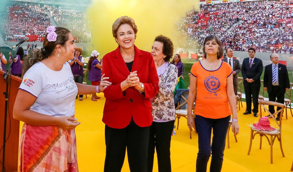 Com citação do cantor pernambucano Lenine durante discurso no encerramento da Marcha das Margaridas, presidente manda recado a quem defende o impeachment: "E em noite assim como esta, eu cantando numa festa, ergo o meu copo e celebro os bons momentos da vida. E nos maus tempos da lida, eu envergo mas não quebro"; durante sua fala, Dilma Rousseff assegurou avanços para as trabalhadoras do campo "até o final do meu mandato, em 2018", e ouviu gritos de "não vai ter golpe" das participantes do evento, que marcharam por Brasília pedindo a cabeça de Eduardo Cunha e em defesa da presidente; hoje, mais cedo, Dilma disse que o Brasil só conseguirá respeito internacional se respeitar as urnas