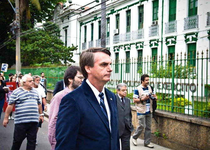 Bolsonaro é remanescente dos esgotos da ditadura assassina, mãe de assassinos que prenderam, perseguiram e mataram brasileiros e brasileiras