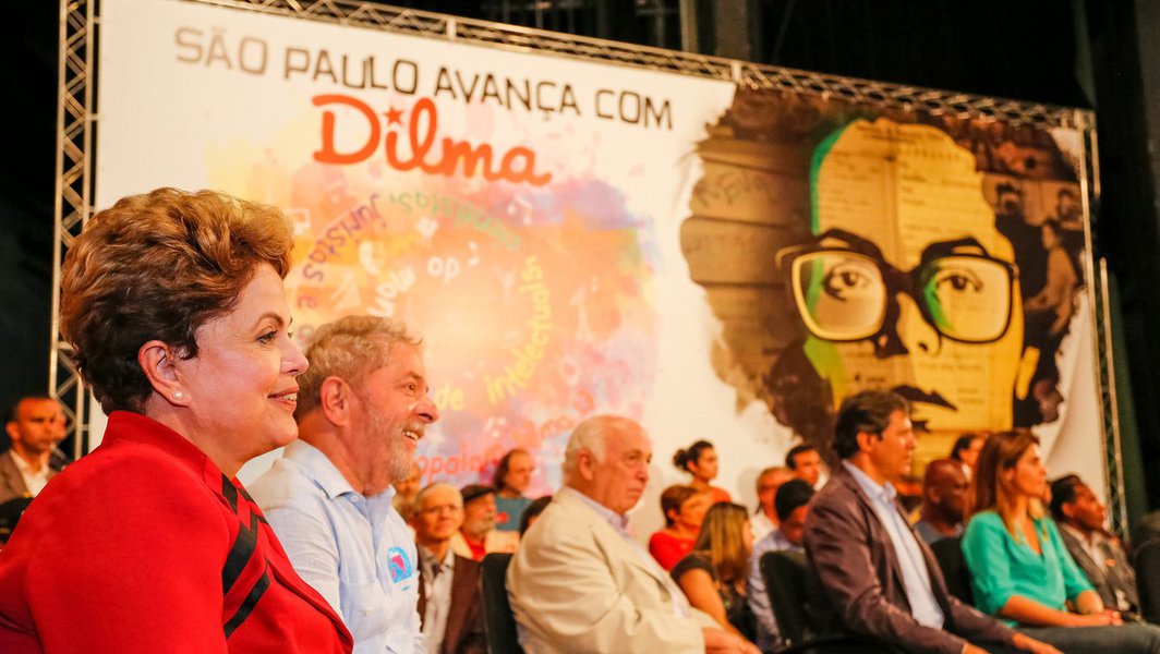 Autor de imagem estilizada de Dilma Rousseff, usada durante a campanha em grandes cartazes de eventos do PT e camisetas, Sattu Rodrigues diz que partido não pediu autorização a ele; ilustração foi feita em 2010, em cima de uma foto de 1970, quando Dilma foi presa durante a ditadura, a pedido da revista Época; desenhista diz que pedirá "indenização por direitos autorais"