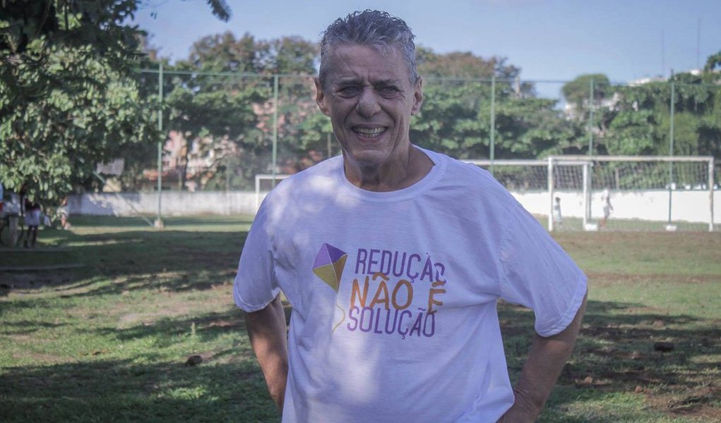 Cantor aparece em foto publicada nas redes sociais vestindo uma camiseta com a frase "redução não é solução"; debate voltou à tona com a morte do ciclista Jaime Gold, na Lagoa Rodrigo de Freitas, no Rio de Janeiro