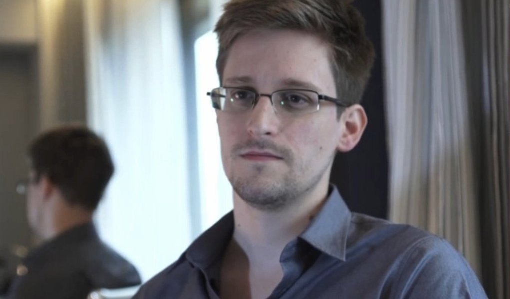 Ex-prestador de serviço de agência de inteligência dos Estados Unidos, que revelou detalhes sobre os programas de vigilância do governo, Edward Snowden está negociando com advogados norte-americanos e alemães para voltar para casa; Estados Unidos querem julgar Snowden por vazar grande quantidade de informações sobre os programas secretos de espionagem; Snowden já disse no passado que gostaria que voltar para casa se recebesse garantias de que terá um julgamento justo