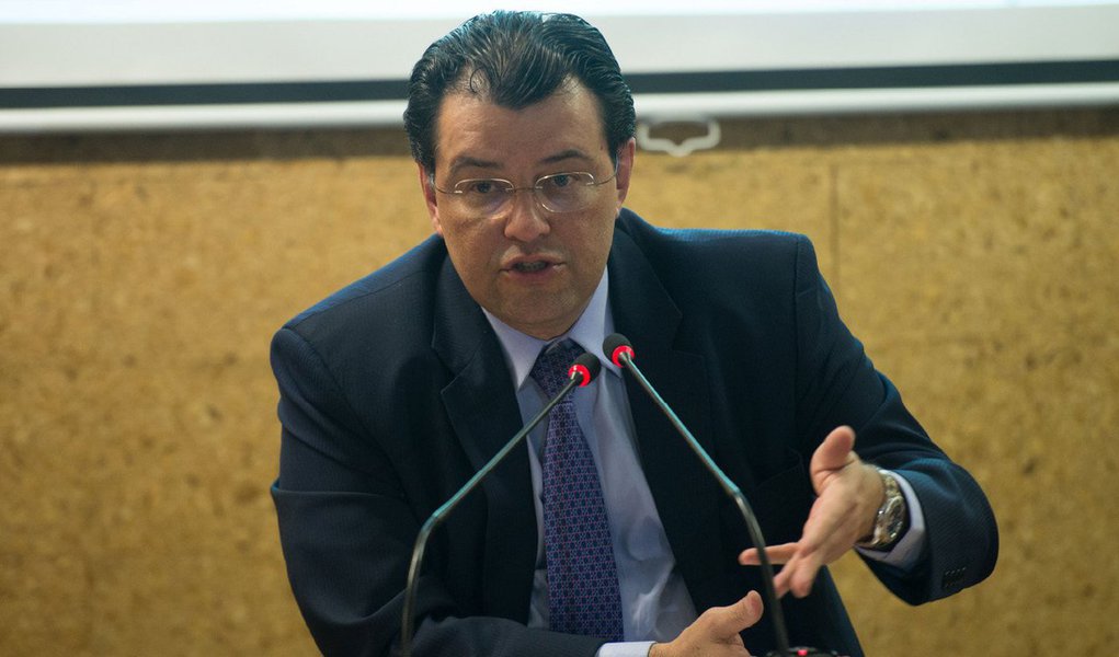 O ministro de Minas e Energia, Eduardo Braga, disse que seu partido, o PMDB, não defende o impeachment da presidente Dilma Rousseff, e sim uma agenda para retomar o crescimento do país; "Meu partido não defende impeachment, defende agenda para retomar o crescimento", afirmou