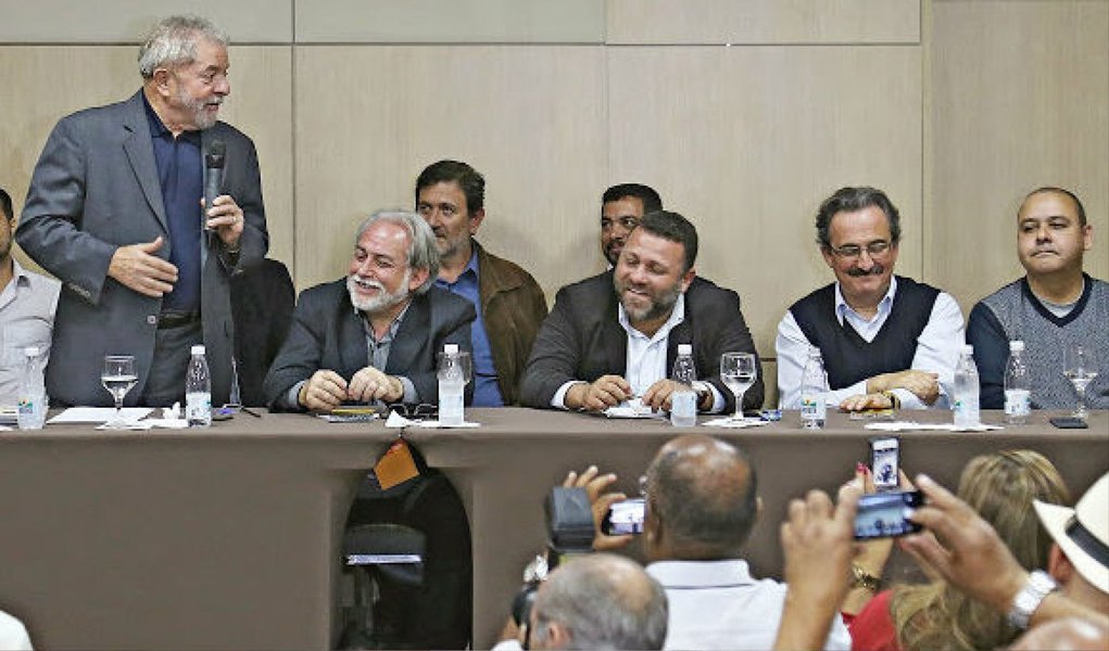 Para o jornalista Fernando Brito, do blog Tijolaço, "Lula entrou direto no ponto mais fraco de FHC" ao rebater as declarações do ex-presidente tucano durante o programa do PSDB; petista disse que no governo atual "não tem tapete para esconder a sujeira", nem "engavetador"