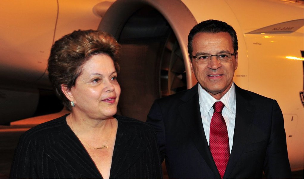 A presidente Dilma Rousseff vai anunciar o ex-presidente da Câmara Henrique Eduardo Alves (PMDB) como novo ministro do Turismo; ele substitui Vinicius Lages; em crise com o PMDB, a chegada de Alves, com bom trânsito no Congresso, a expectativa é de que as relações entre a presidente e os peemedebistas melhore; o ex-presidente da Câmara já tinha sido cogitado para assumir um ministério desde dezembro, mas houve um recuo após a imprensa publicar que ele estaria na lista da Lava Jato, o que não se confirmou