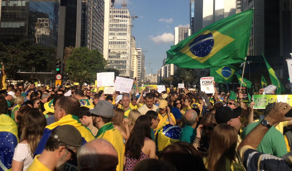 A manifestação da Paulista apenas se repetiu - mais nanica, ou "menos gigante", digamos assim -, de modo farsesco e até burlesco, se me permitem