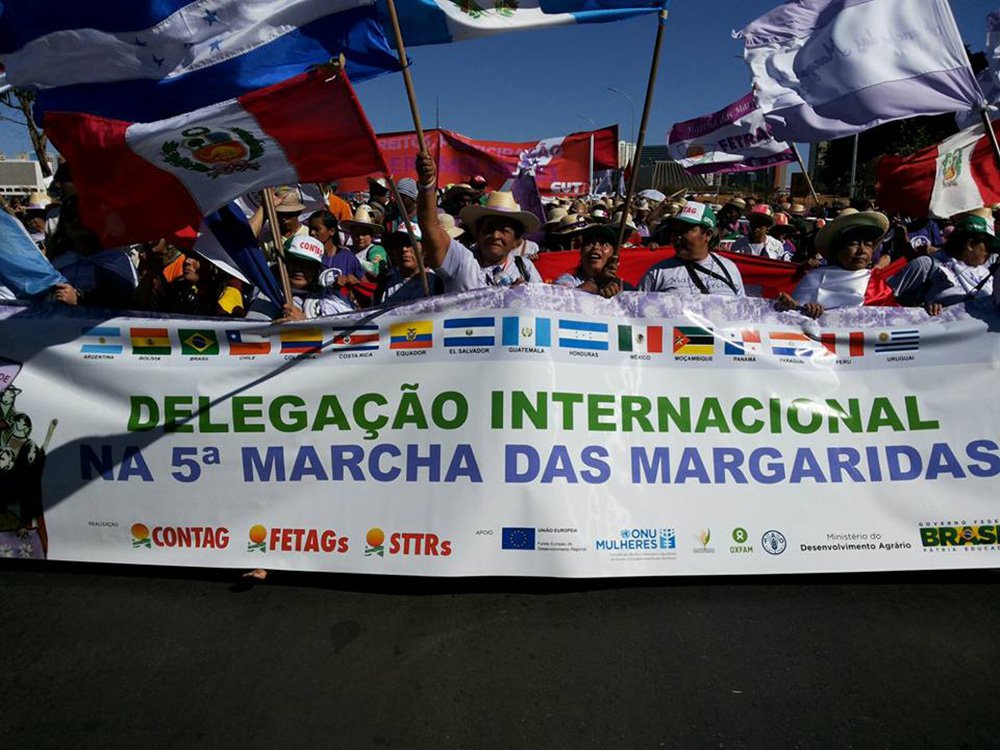 Marcha das Margaridas chegou à Esplanada dos Ministérios e ao Congresso Nacional na manhã desta quarta-feira aos gritos de "Fora, Cunha" e protestando contra o impeachment da presidente Dilma Rousseff; segundo a Polícia Militar, 30 mil pessoas participam da manifestação; segundo a Contag, que organiza o evento, há 70 mil participantes