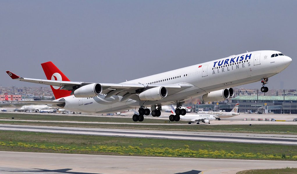 Boeing 777-300ER, da companhia Turkish Airlines, da Turquia, saiu de Istambul e aterrissou em segurança no aeroporto de Casablanca, depois de ter sido encontrado um bilhete que dizia que havia uma bomba em um dos banheiros