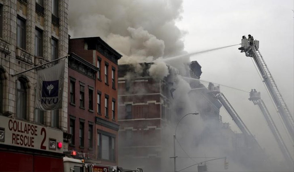 Um grande prédio residencial desabou e foi envolvido pelas chamas nesta quinta (25) no bairro de East Village, em Nova York, ferindo 12 pessoas, quatro delas gravemente; testemunhas relataram uma grande explosão no local e um edifício adjacente também ficou em chamas