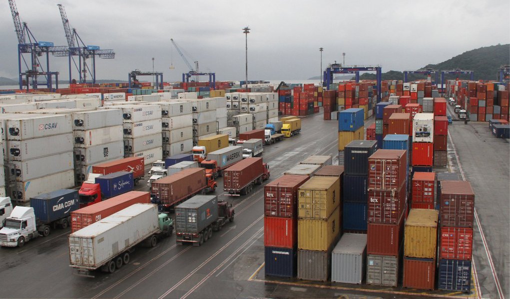 Diferença entre exportações e importações registrou déficit de US$ 868 milhões na quarta semana de janeiro, informou o Ministério do Desenvolvimento, Indústria e Comércio Exterior; resultado elevou para US$ 2,33 bilhões o déficit acumulado em 2015