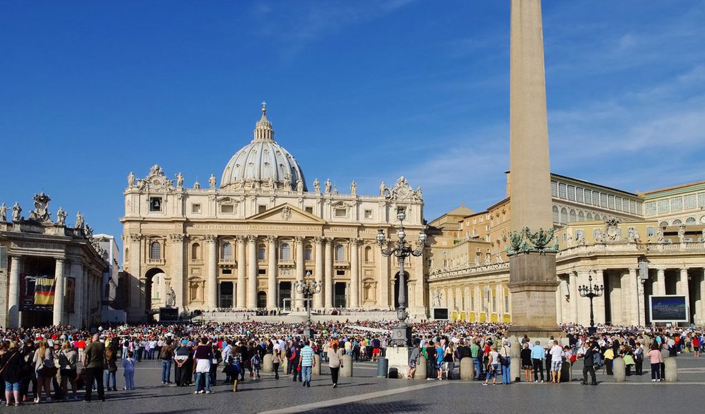 Numa grande mudança de tom, um documento do Vaticano declarou nesta segunda-feira que os homossexuais têm "dons e qualidades a oferecer" e indagou se o catolicismo pode aceitar os gays e reconhecer aspectos positivos de casais do mesmo sexo