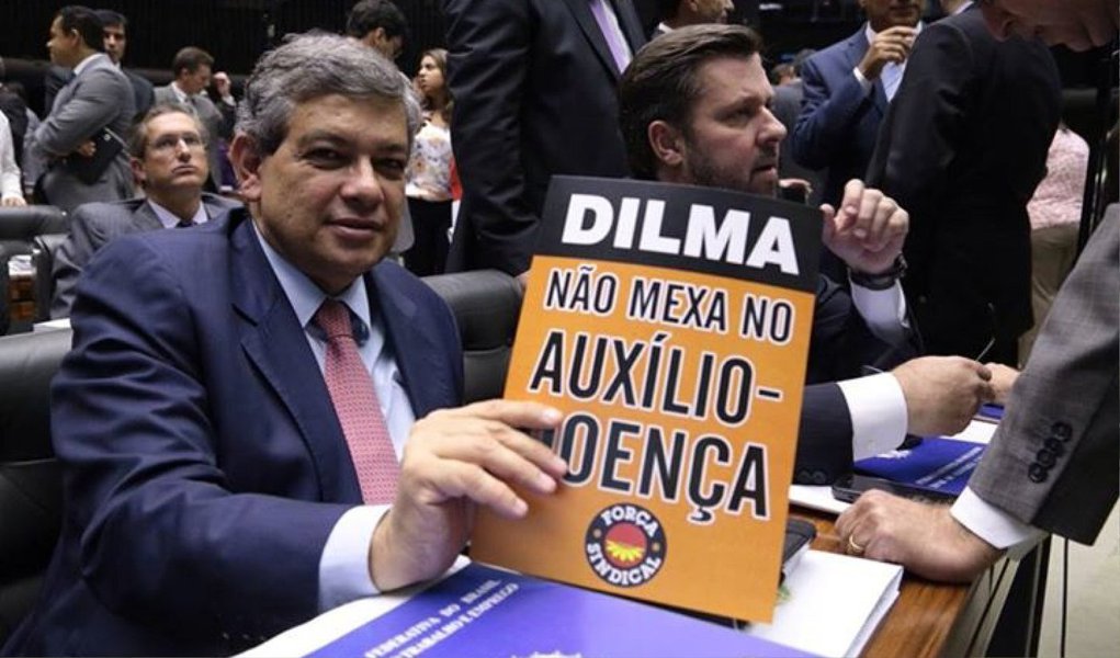 Um dos tucanos mais ativos no Congresso, o deputado Marcus Pestana (MG) afirma, em entrevista ao 247, que o ajuste fiscal só é necessário por conta das "trapalhadas do governo Dilma"; "Não é à toa que a população repudia. O governo cometeu erros profundos, ele é o pivô da situação. O nome da crise, a raiz da crise é Dilma Rousseff. Então não é justo que os trabalhadores paguem por isso", dispara; Pestana defende que "não há nenhuma incoerência" no fato de a bancada do PSDB ter votado integralmente na alteração do fator previdenciário, criado no governo FHC; "O que houve é que o PT, em 12 anos, paralisou a agenda de reformas, entre elas a previdenciária", diz; "Nós estamos unidos. Incoerência é o PT"