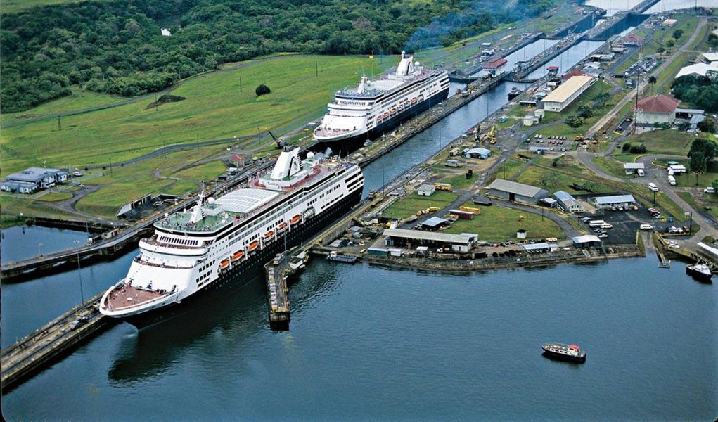 Aos cem anos de idade, o Canal do Panamá passa por uma reforma gigantesca, que agregará uma nova via ao tráfego de supercargueiros. A mudança pode turbinar o comércio mundial e reduzir o consumo de combustíveis fósseis e a emissão de gases de efeito estufa