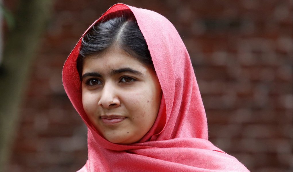 jovem que ganhou o Prêmio Nobel da Paz nesta sexta-feira, é saudada como uma representante mundial dos direitos das mulheres, que enfrentou bravamente o Taliban para defender suas ideias. Mas em seu país, profundamente conservador, muitos a enxergam com suspeita