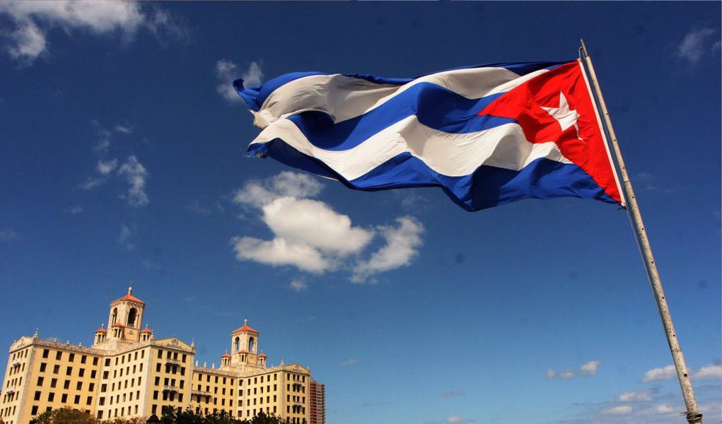 O governo de Cuba aumentou as taxas e restringiu as importações de bens de consumo levados ao país por avião ou correio; medidas têm em mira o mercado negro de produtos difíceis de encontrar nas prateleiras ou que são vendidos com altos impostos