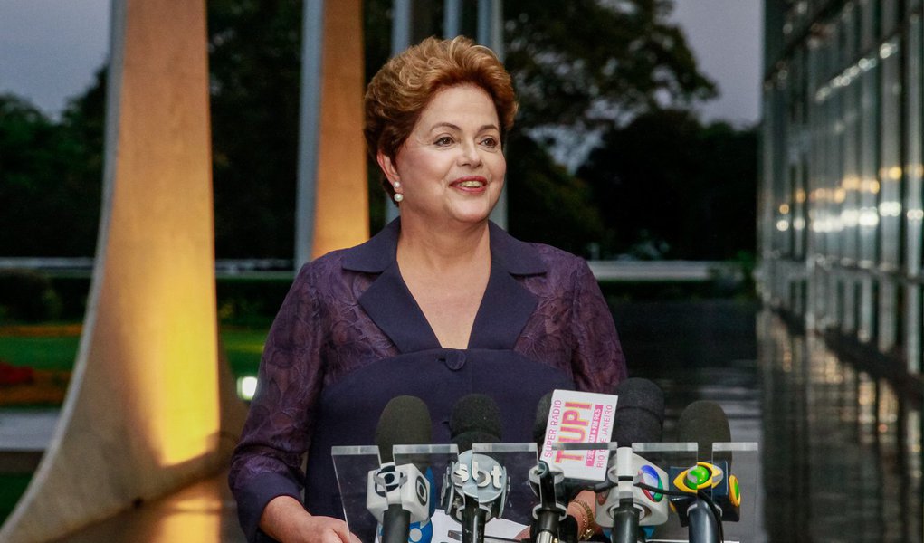 Presidente Dilma Rousseff (PT) atribuiu nesta quinta (18) à “flutuação” o fato de o Índice de Gini, que mede a distribuição de renda em um país, ter aumentado no Brasil na comparação entre 2012 e 2013; "A desigualdade, ela primeiro cai e depois flutua. No período [entre 2012 e 2013] ela deu uma flutuada. Agora, todos os dados que temos, do próprio IBGE, mostram queda da desigualdade social e isso nunca ocorreu, a não ser em 2004”, destacou; Dilma analisou outros dados da Pnad, como o acesso da população à rede de esgoto, e afirmou ver “copo meio cheio” em relação às estatísticas apresentadas pela pesquisa