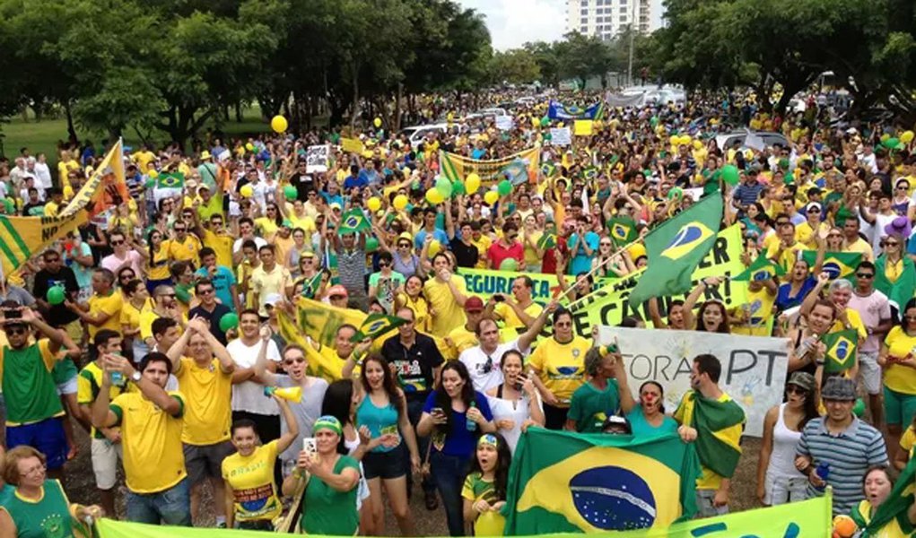 As três principais cidades do Tocantins participaram das manifestações contra o governo e a presidente Dilma Rousseff nesse domingo, 15, por todo o país; em Palmas, cerca de 10 mil pessoas, segundo a Polícia Militar, e 18 mil para os organizadores, se concentraram na Praça dos Girassóis com cartazes e palavras de ordem e um carro de som; ato durou cerca de 3h30; em Araguaína e Gurupi também tiveram protestos, que reuniram cerca de 500 pessoas em cada cidade