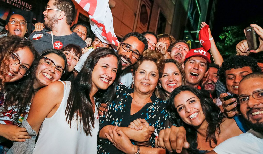 Pesquisa Ibope divulgada nesta terça (16) mostra que a administração da presidente Dilma Rousseff tem a aprovação de 37% dos eleitores; o percentual de aprovação reúne os entrevistados que avaliam o governo como "ótimo" ou "bom"; para 33%, o governo é "regular"; os que julgam o governo "ruim" ou "péssimo" são 28%