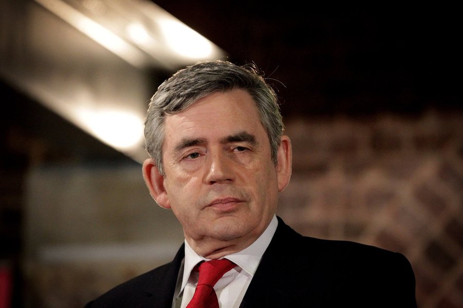 O ex-primeiro-ministro Gordon Brown disse aos líderes britânicos no sábado que eles devem honrar sua promessa de conceder mais poderes para a Escócia depois de eleitores apoiarem ficar no Reino Unido em um referendo de independência; "Os olhos do mundo tem estado em cima de nós e agora eu acho que os olhos do mundo estão sobre os líderes dos principais partidos do Reino Unido", afirmou