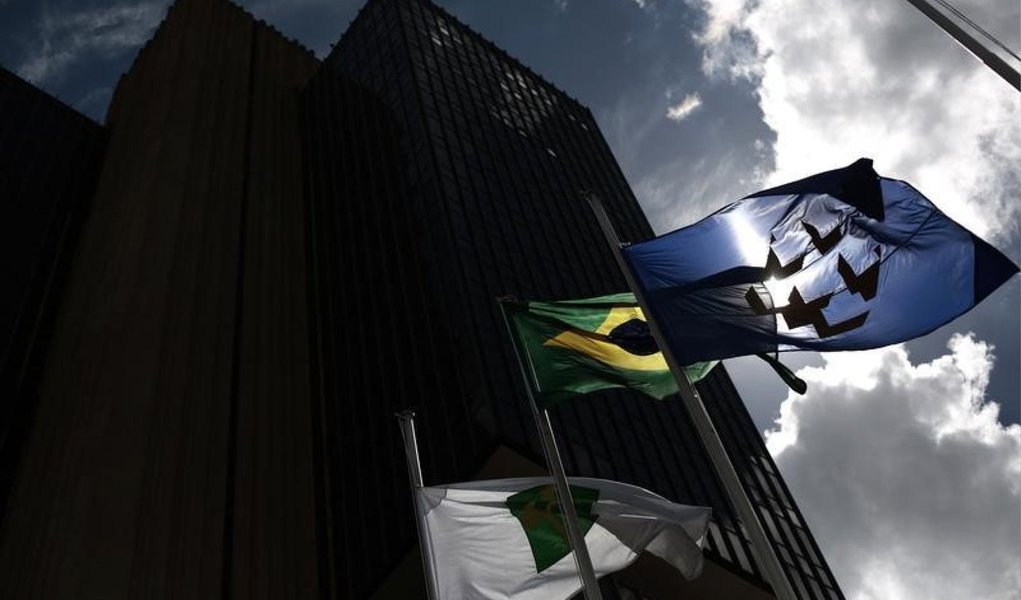Mesmo após as recentes medidas de estímulos anunciadas pelo Banco Central, as concessões no mercado de crédito no Brasil continuaram recuando mais de 2% em agosto, ao mesmo tempo em que a inadimplência não cedeu